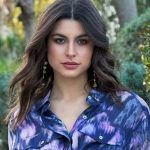 Η Δανάη Παππά φόρεσε το σατέν φόρεμα που όλες θέλουμε για το Χριστουγεννιάτικο ρεβεγιόν