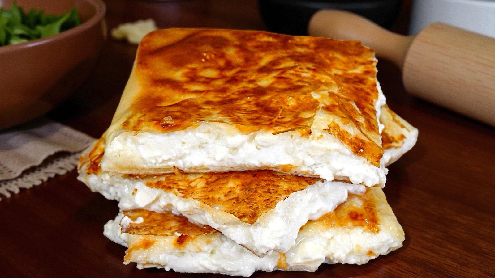 Εύκολη τυρόπιτα για πρωινό έτοιμη σε 2 λεπτά