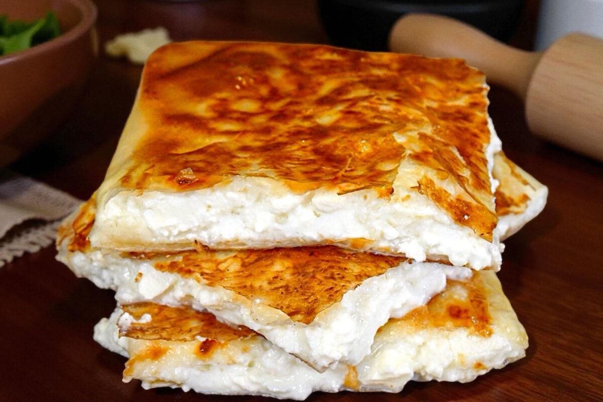 Εύκολη τυρόπιτα για πρωινό έτοιμη σε 2 λεπτά