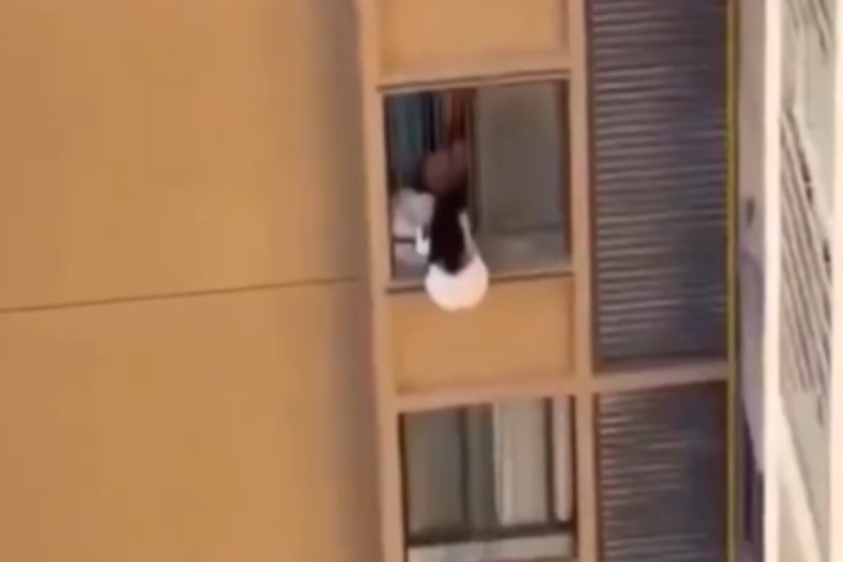 γυναίκα-κρέμεται-από-το-παράθυρο-