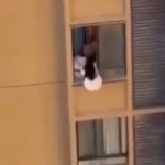 γυναίκα-κρέμεται-από-το-παράθυρο-