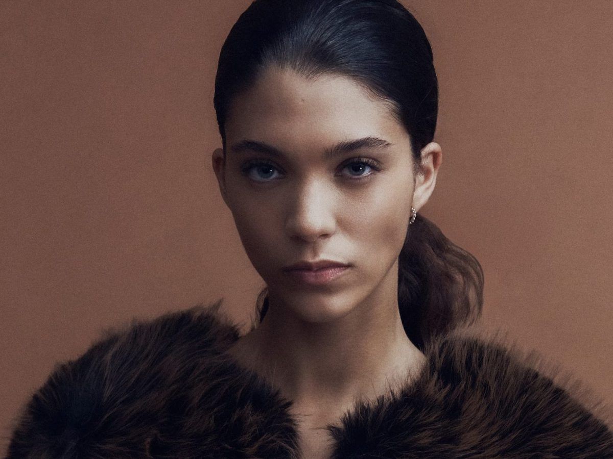 Φόρεσε το πιο εντυπωσιακό γούνινο πανωφόρι με 50 ευρώ από τα H&M τα φετινά Χριστούγεννα στο χρώμα της χρονιάς