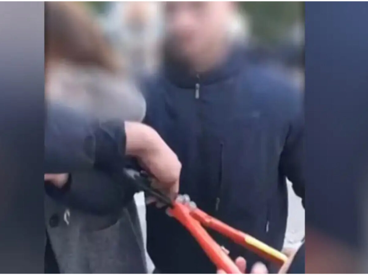 Φρίκη σε σχολείο: Καθηγητής τραυμάτισε μαθητή με κόφτη παρουσία της διευθύντριας (Βίντεο)