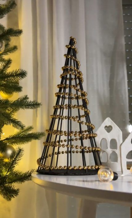 χριστουγεννιάτικο-δέντρο-με-γιρλάντα- χριστουγεννιάτικο-δέντρο-με-γιρλάντα-