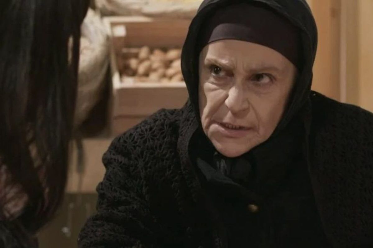 Η Γη της Ελιάς: Η Χρυσούλα κατακεραυνώνει τον Δημοσθένη και παίρνει το μέρος της Ασπασίας