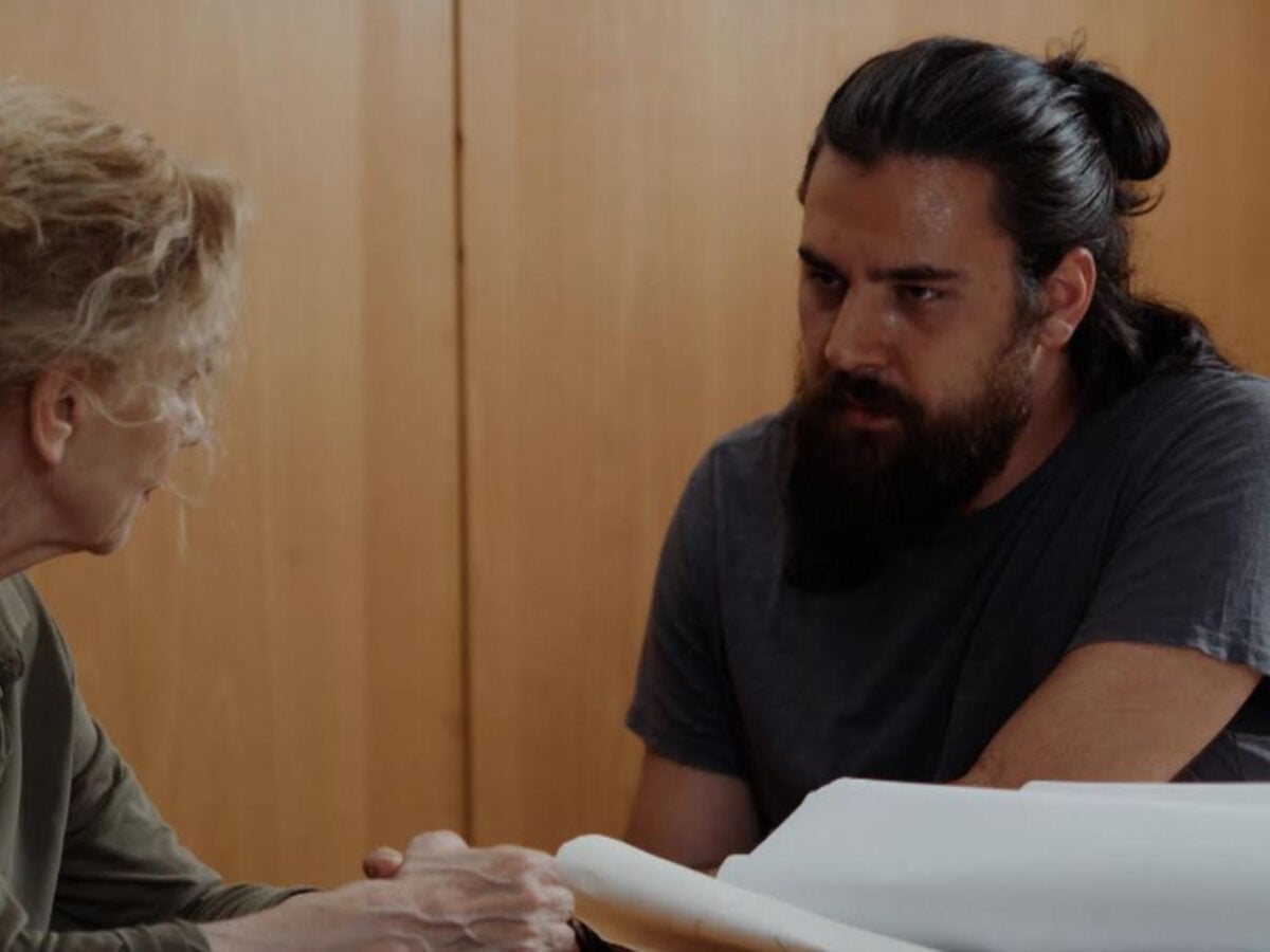 Η Γη της ελιάς: Ο Μανώλης αποκαλύπτει στον Παυλή ένα σοκαριστικό μυστικό και τον γονατίζει
