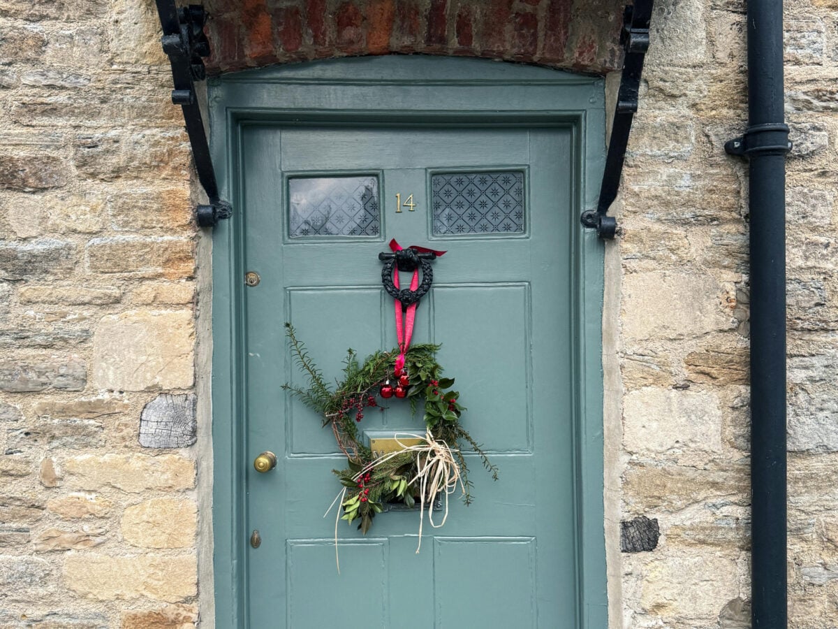 Γιατί το πρωί της Πρωτοχρονιάς πρέπει να κρεμάσετε το συγκεκριμένο φυτό στην εξώπορτα: Το γούρι που θα σας φέρει καλοτυχία όλο τον χρόνο