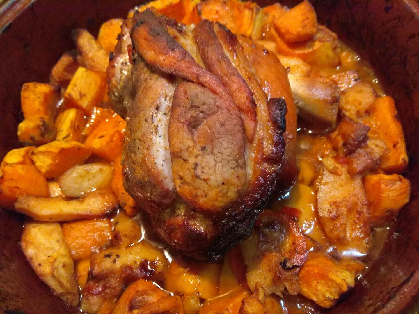 Γιορτινό χοιρινό κότσι με γλυκοπατάτες και κυδώνια