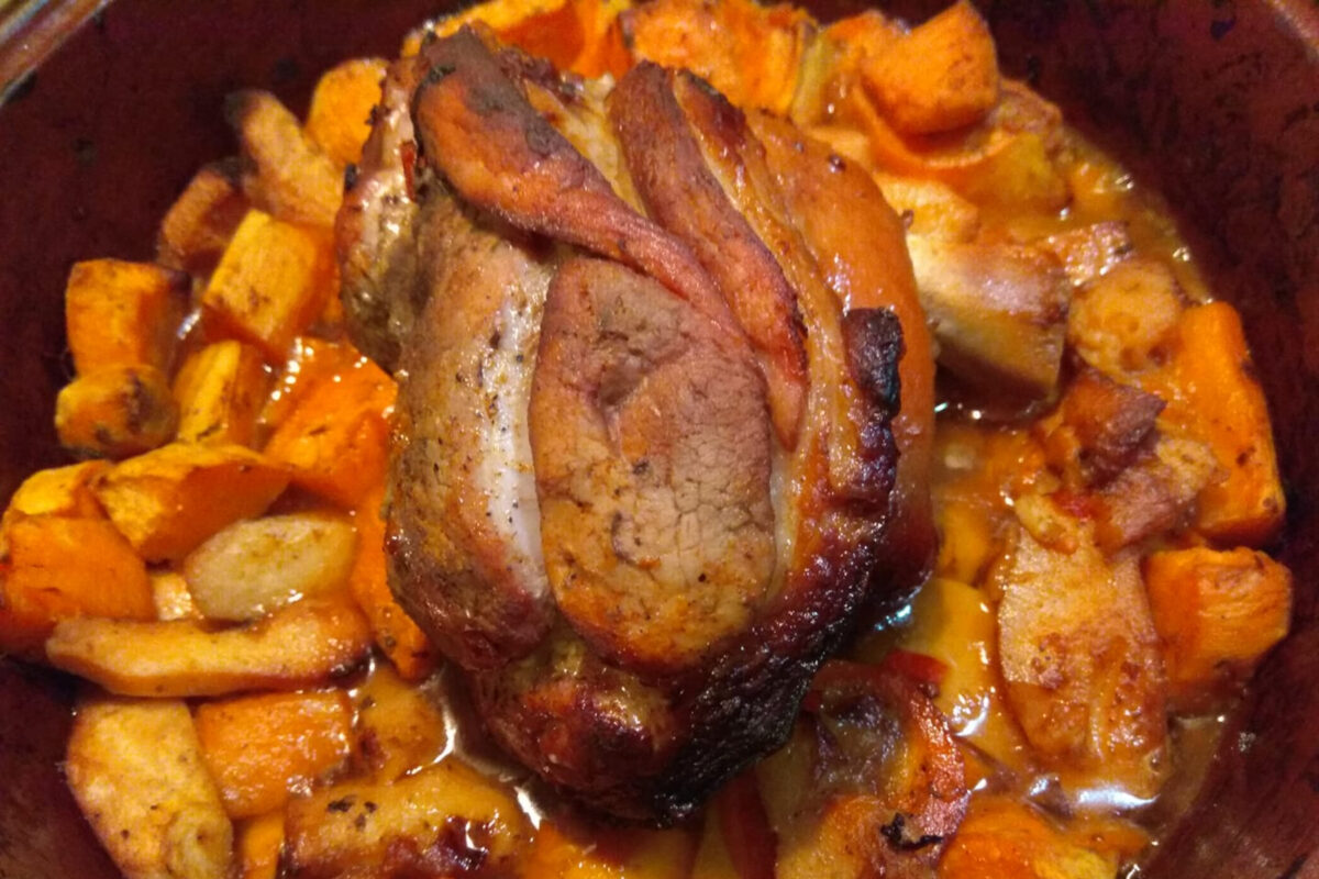 Γιορτινό χοιρινό κότσι με γλυκοπατάτες και κυδώνια