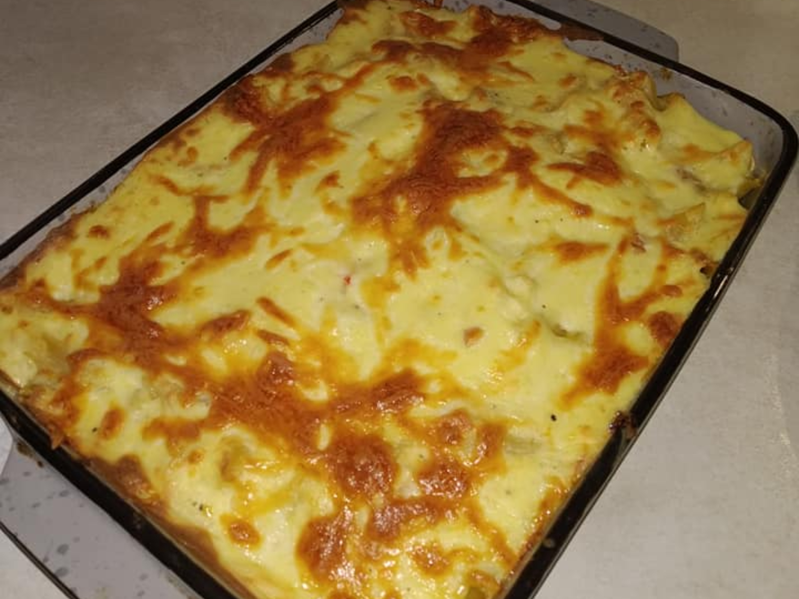 Γιορτινό μακαρονοσουφλέ με πένες και μπέικον