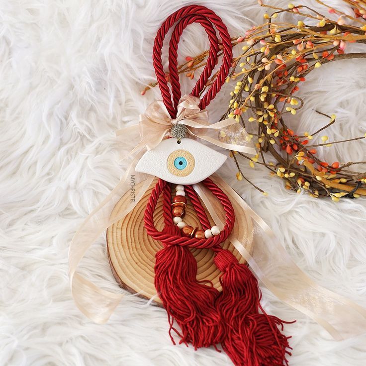 γούρι-με-κόκκινο σχοινί-