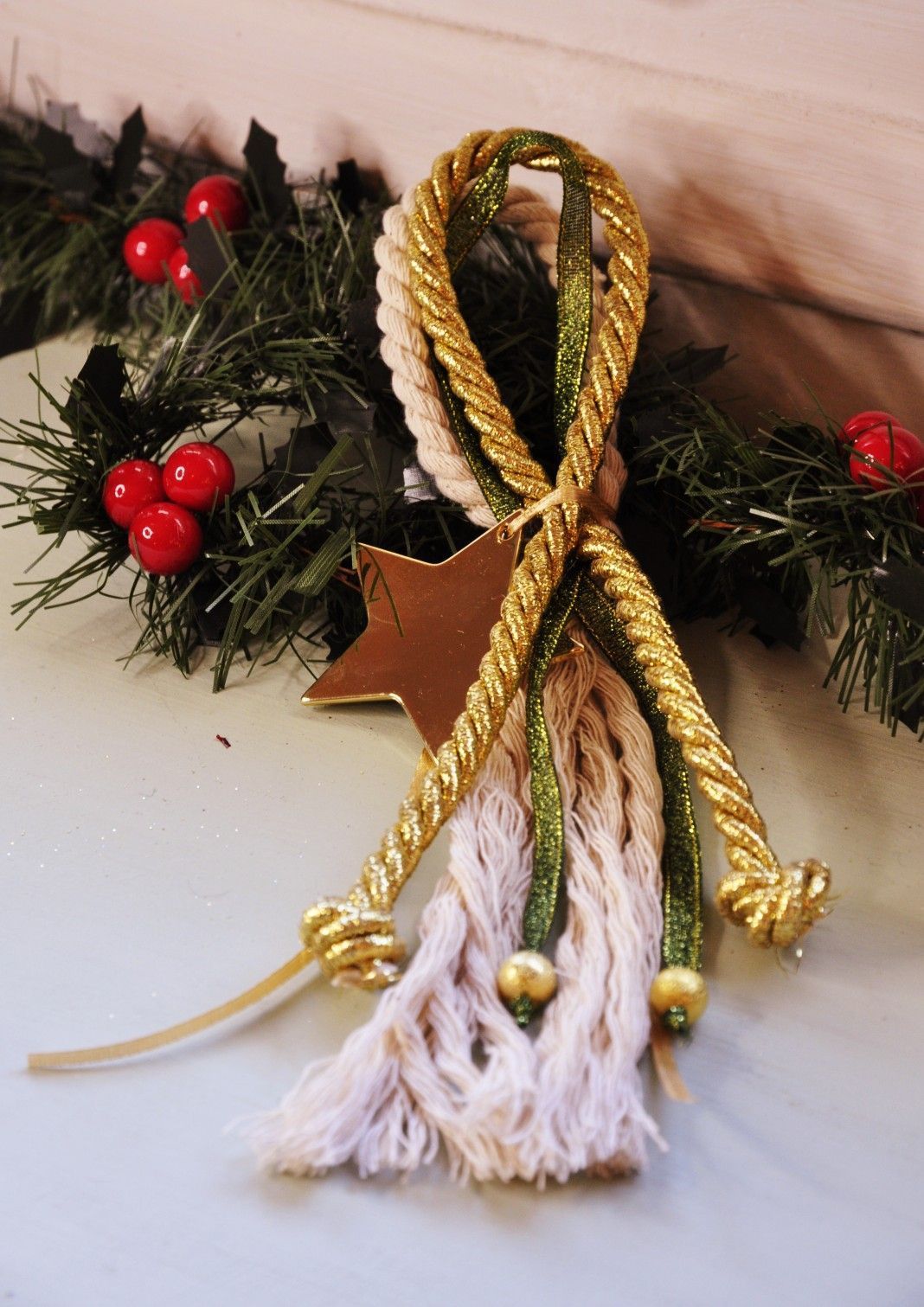 γούρια-με-χρυσό-και-μπεζ-σχοινί-