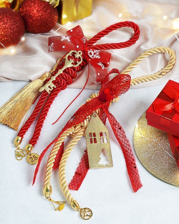 γούρια-με-χρυσό-και-μπεζ-σχοινί-και-διακοσμητικά-