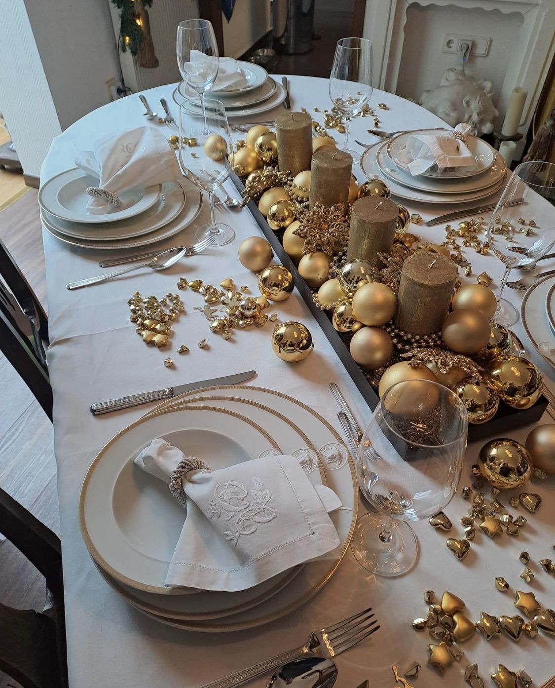 χριστουγεννιάτικο τραπέζι-με-χρυσές-χριστουγεννιάτικες μπάλες-και-γιρλάντες-