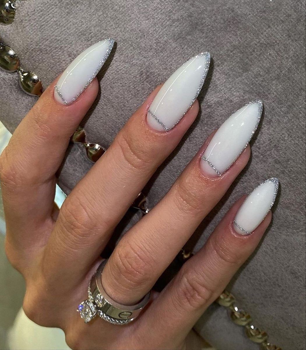λευκά-νύχια-με-ασημί γκλίτερ- λευκά-νύχια-με-ασημί γκλίτερ-