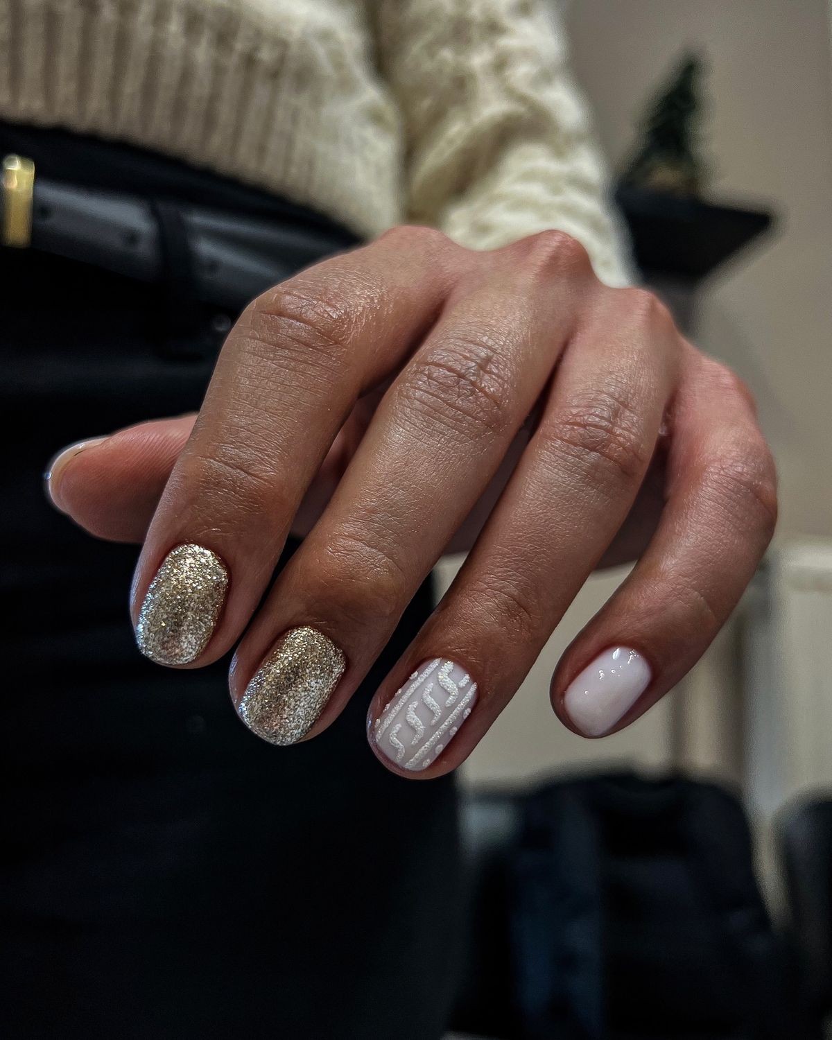 λευκά-νύχια-με-χρυσό γκλίτερ- λευκά-νύχια-με-χρυσό γκλίτερ-