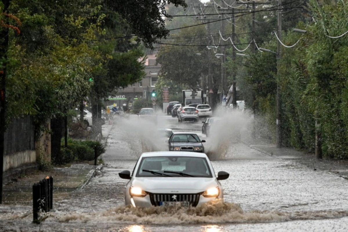 Κακοκαιρία Byron: Πλημμύρισαν οι δρόμοι στην Αθήνα - Επιχειρήσεις κλείνουν λόγω επικινδυνότητας (βίντεο)