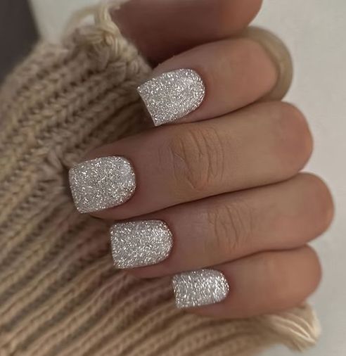 λευκά-νύχια-με-γκλίτερ-