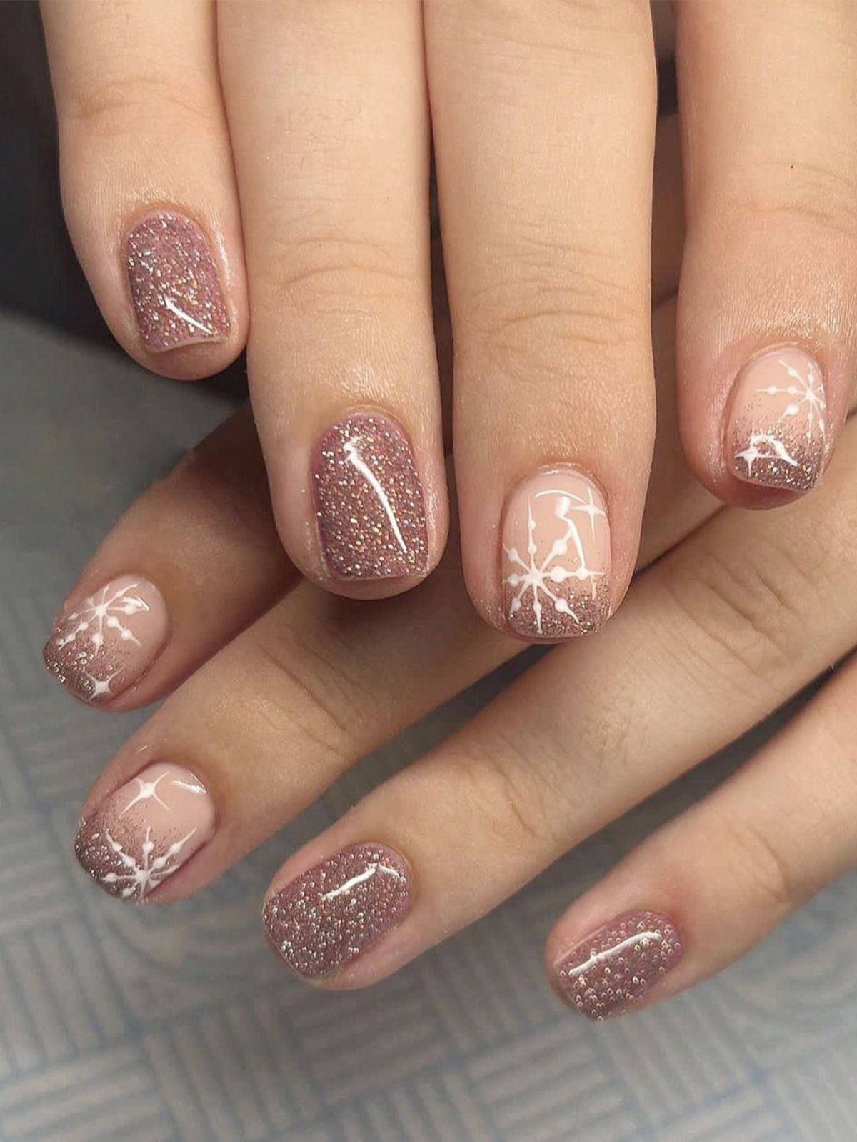 nude-νύχια-με-γκλίτερ-και-χιονονιφάδες-