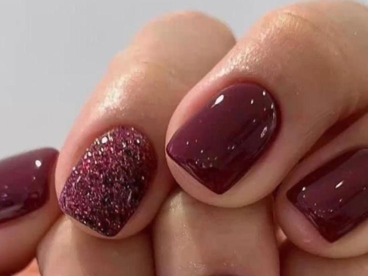 Κοντά φυσικά νύχια με γκλίτερ για τα Χριστούγεννα