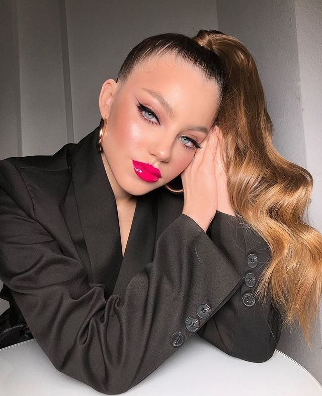 ψηλή-ponytail-αλογοουρά- ψηλή-ponytail-αλογοουρά-