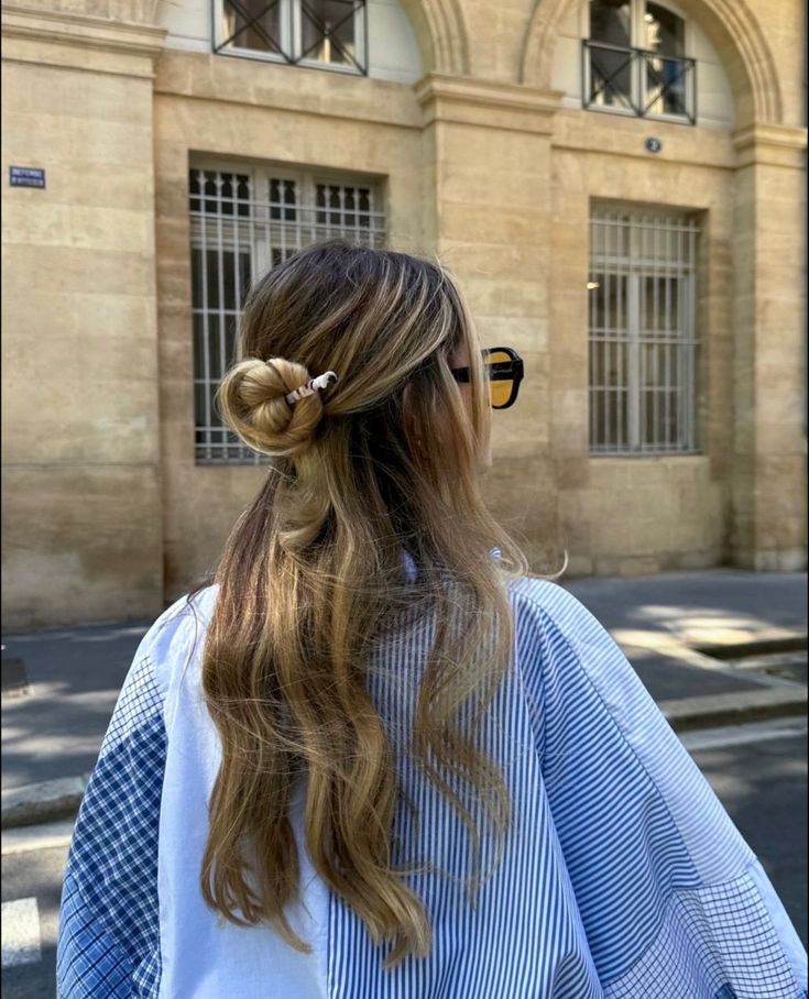 επιμελώς-ατημέλητα-μαλλιά-με-κότσο-