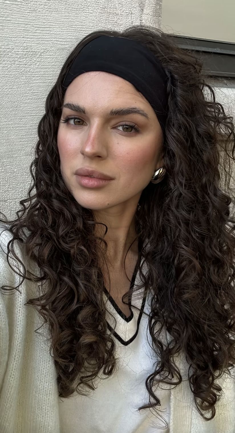 μπούκλες-σε-μακριά μαλλιά-με-κορδέλα-