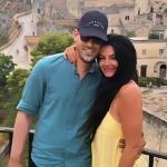 Η Μαρία Κορινθίου και ο Γιώργος Καραθανάσης στόλισαν το χιονισμένο Χριστουγεννιάτικο δέντρο τους στους πιο σικ τόνους της χρονιάς