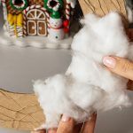 Με χαρτόνι και βαμβάκι φτιάξε το πιο aesthetic Χριστουγεννιάτικο στεφάνι