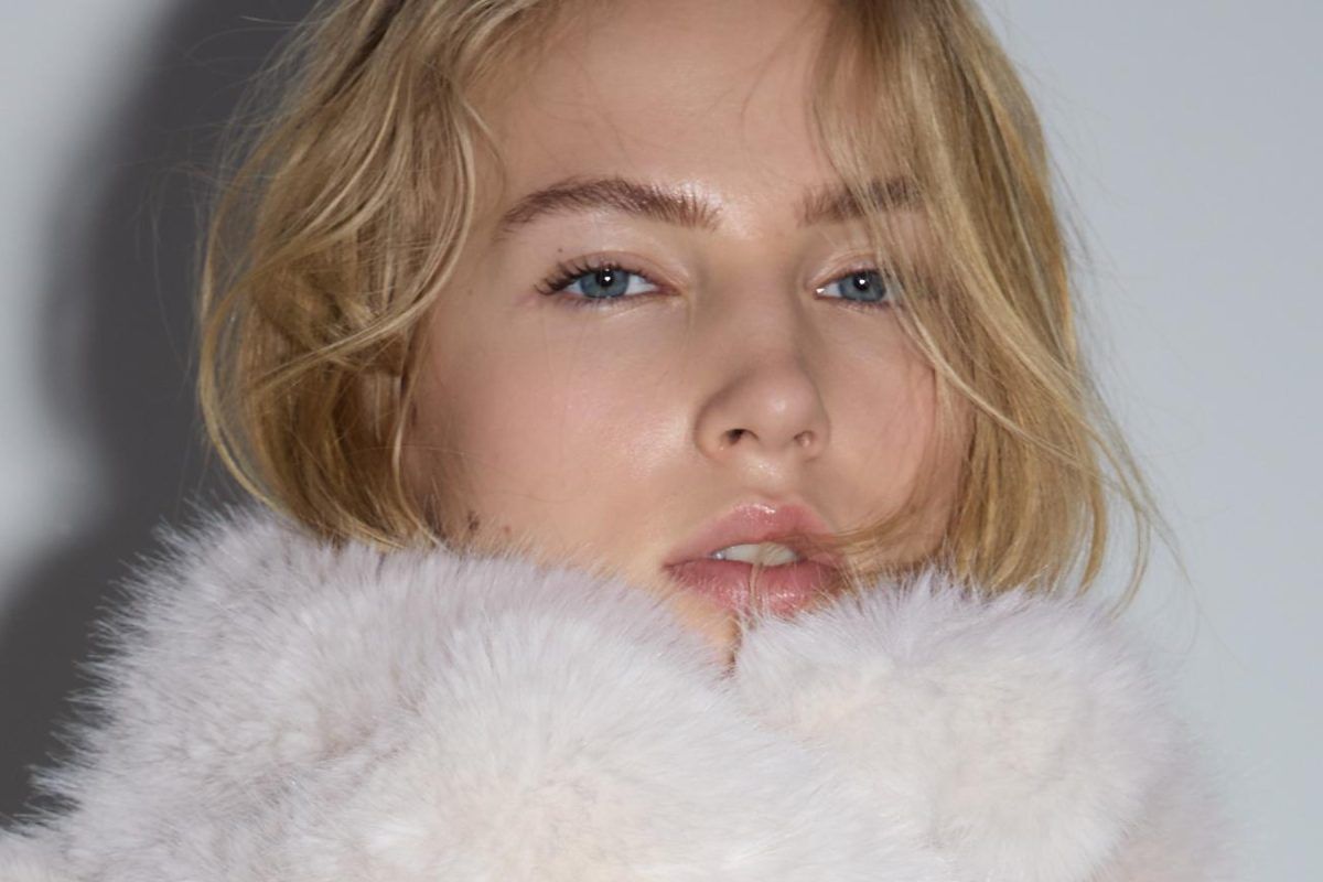 Με μόλις 36 ευρώ επέλεξε το πιο μοντέρνο γούνινο πανωφόρι για τα Χριστούγεννα από τα Stradivarius που ταιριάζει σε όλες τις ηλικίες