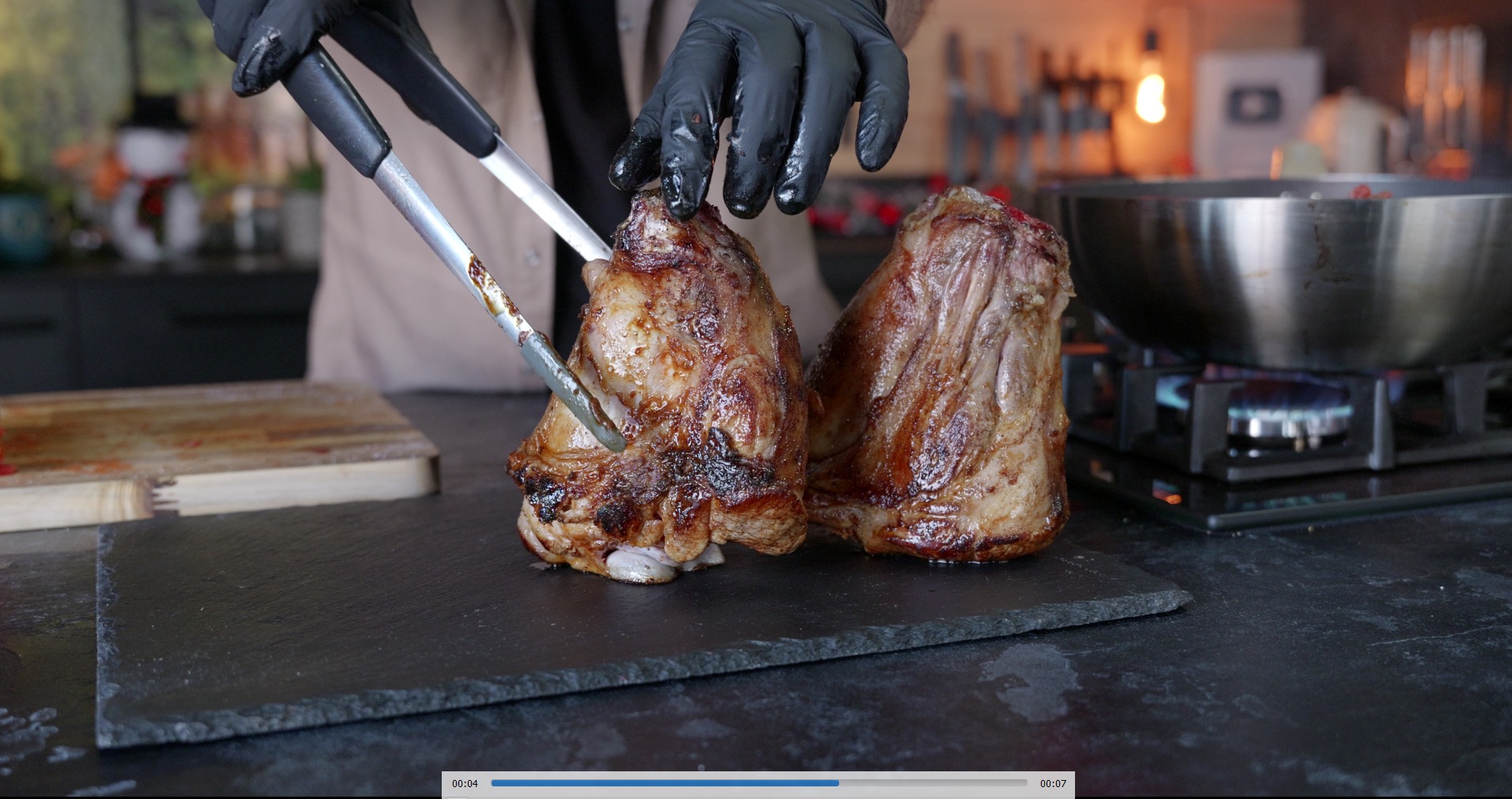 Μελωμένο χοιρινό κότσι με αυθεντικό Πολίτικο πουρέ μελιτζάνας