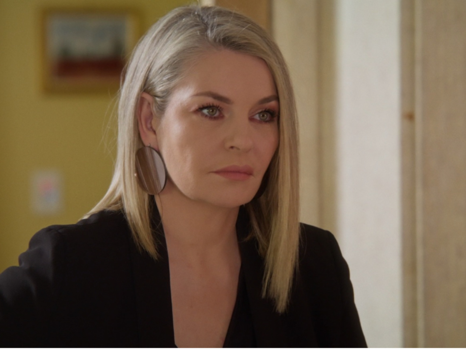 Να μ' αγαπάς-Σοφία-