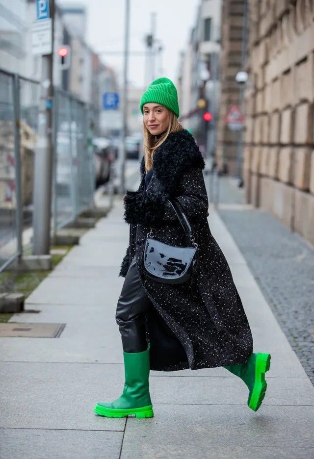 πράσινες-γαλότσες-με-σκουφάκι-δερμάτινο κολάν-και-πανωφόρι-με-στρας-