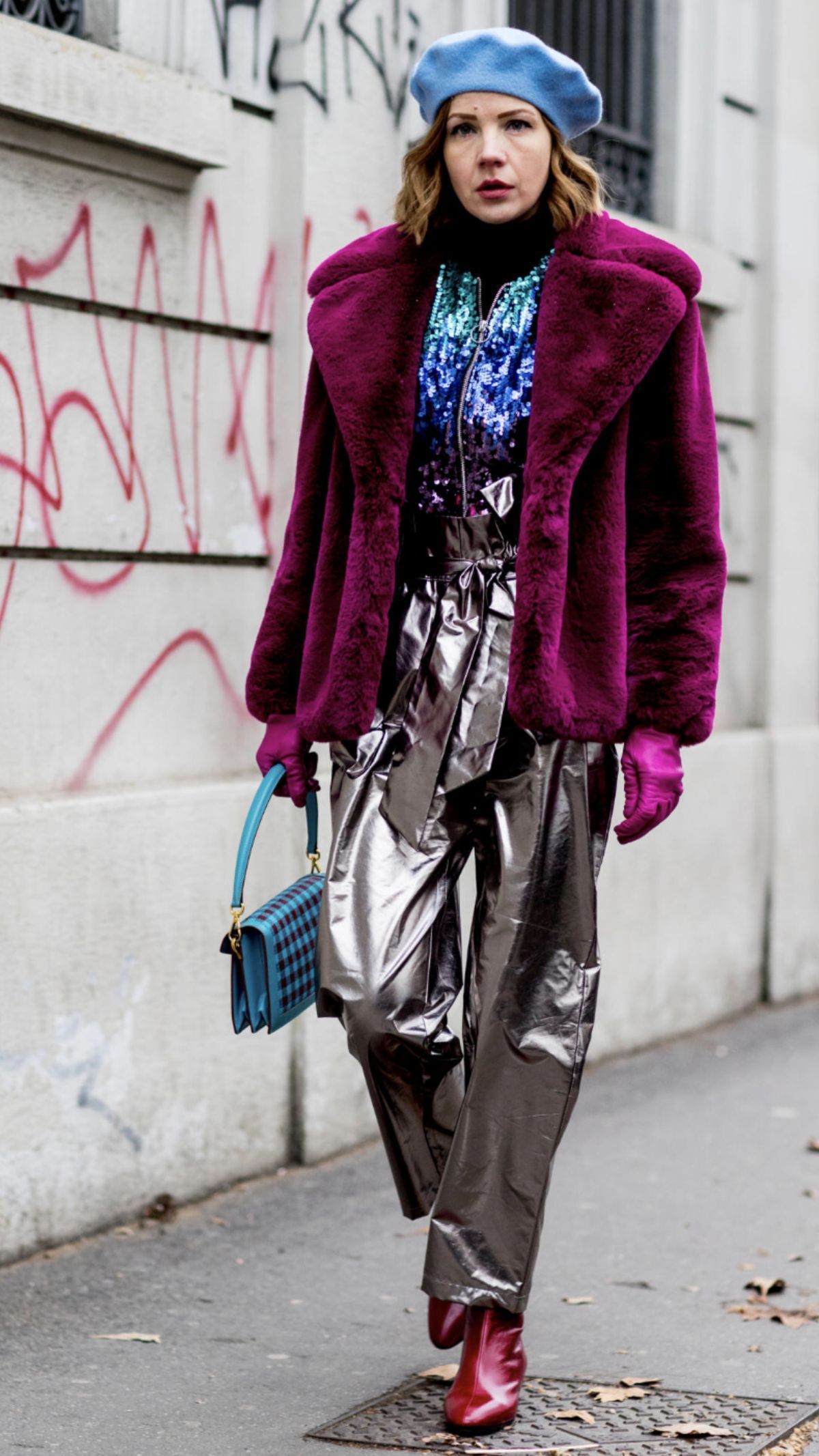 ασημί-μεταλλικό-παντελόνι-με-μοβ-γούνινο πανωφόρι-