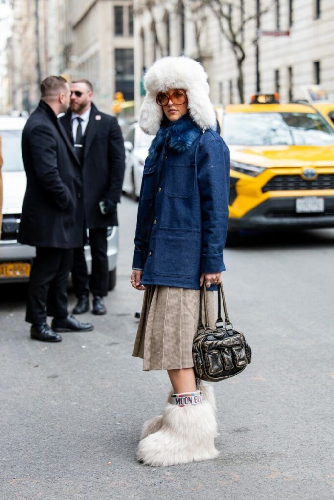 μπεζ-φούστα-με-jean jacket-και-γούνινα μποτάκια-