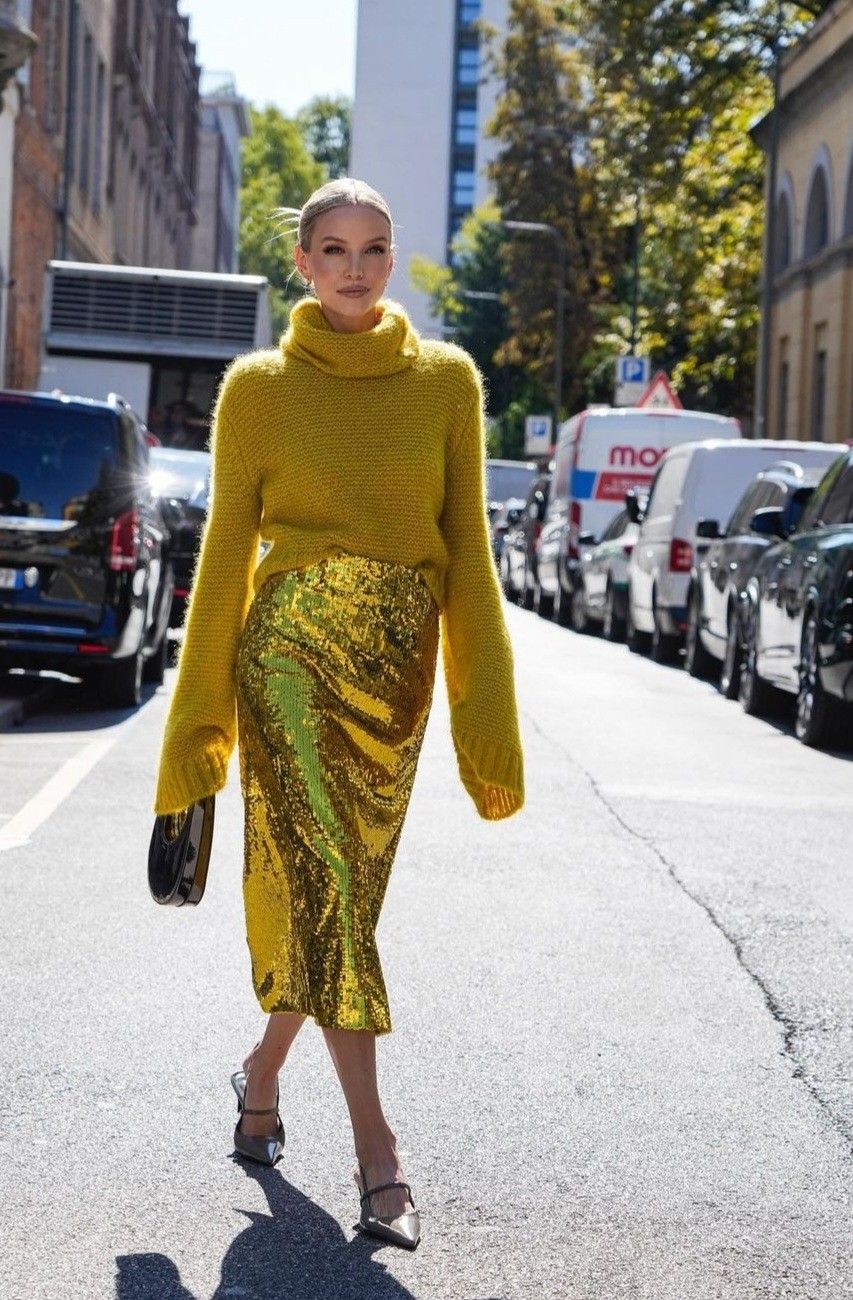 κίτρινο-πουλόβερ-με-κίτρινη-φούστα-με-παγέτα-