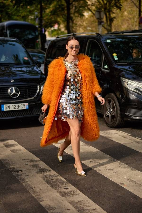 μίνι-φόρεμα-με-παγέτα-και-γούνινο πανωφόρι-