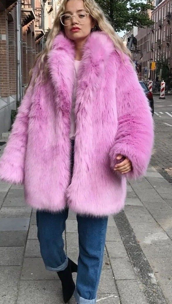 ροζ-γούνα-με-τζιν-παντελόνι-