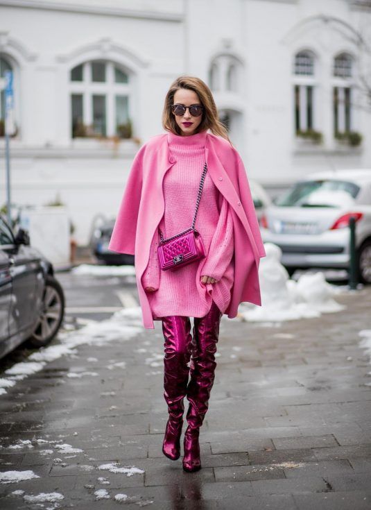 ροζ-φόρεμα-με-over the knee-μπότες-