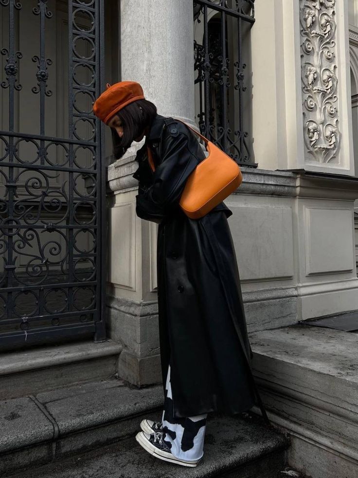 καφέ-καπαρντίνα-με-πορτοκαλί-τσάντα-και-μπερέ-