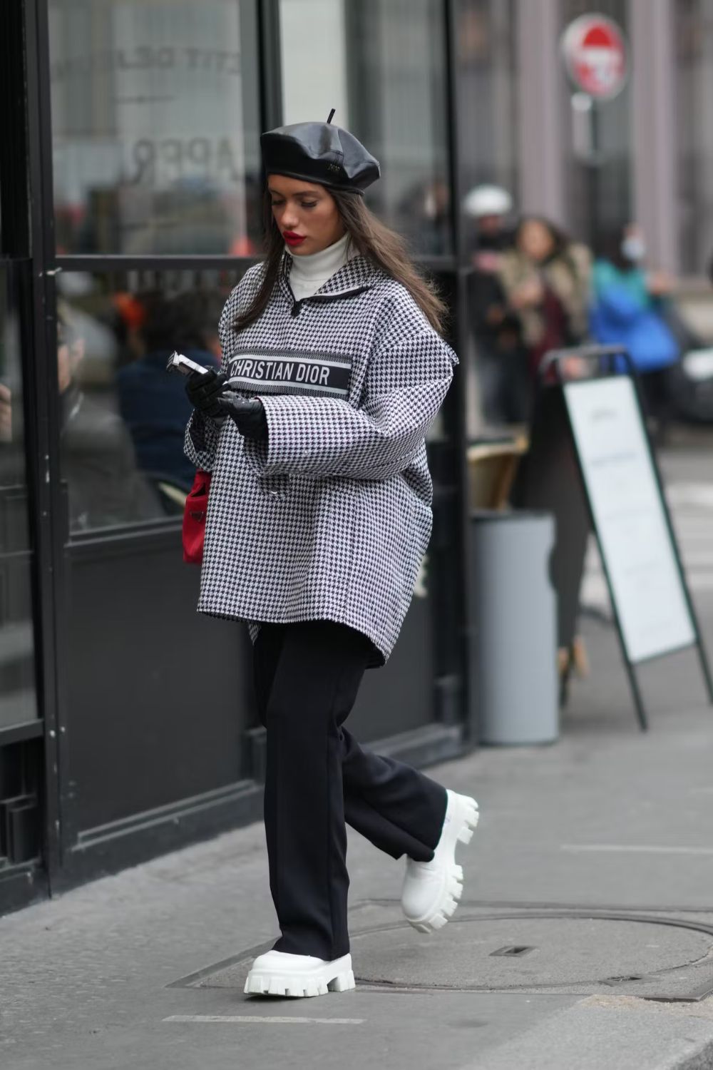 καρό-φούτερ-με-τρακτερωτά-λευκά μποτάκια-