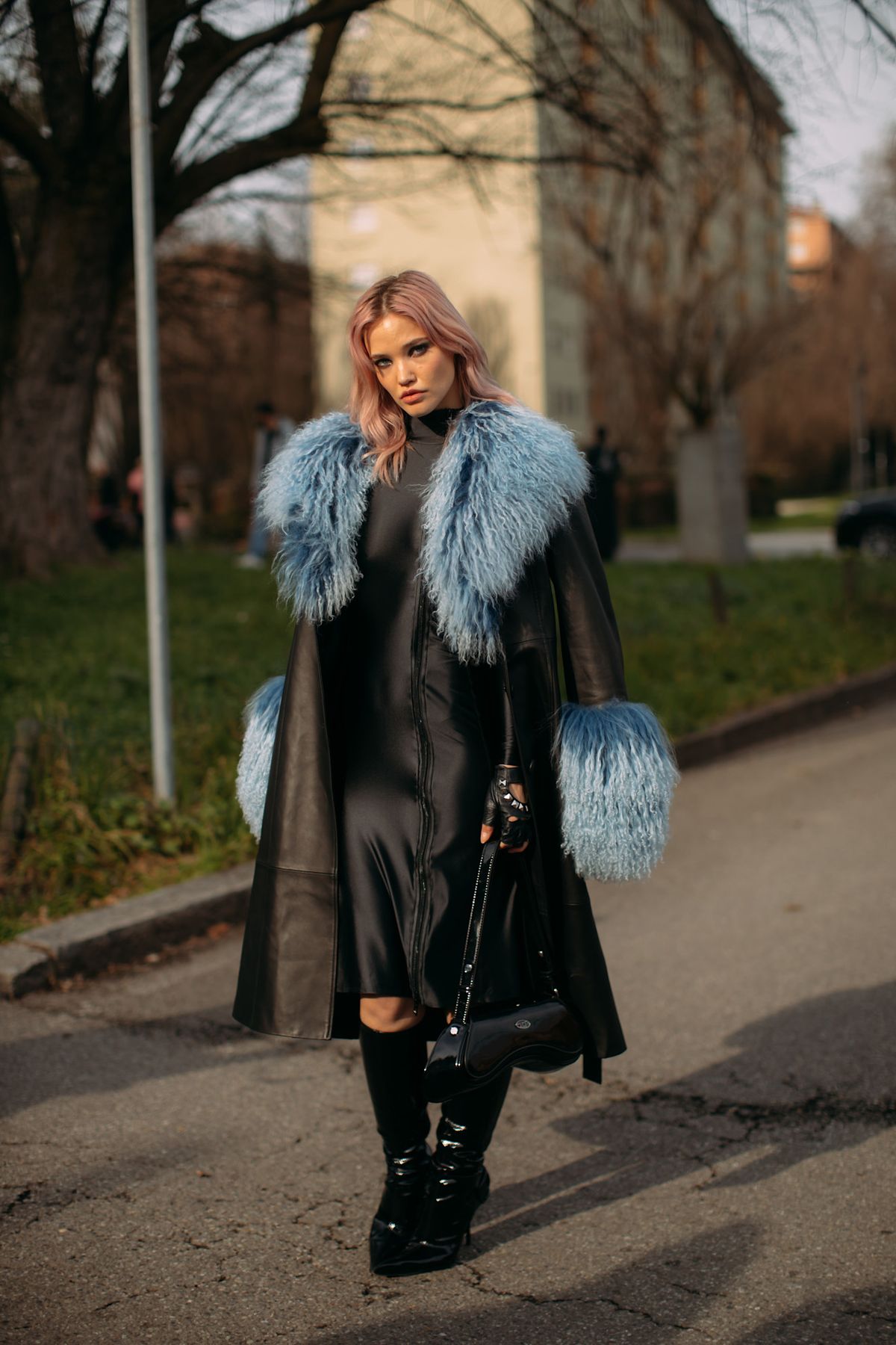 σατέν-φόρεμα-με-δερμάτινη καπαρντίνα-και-vinyl μπότες-