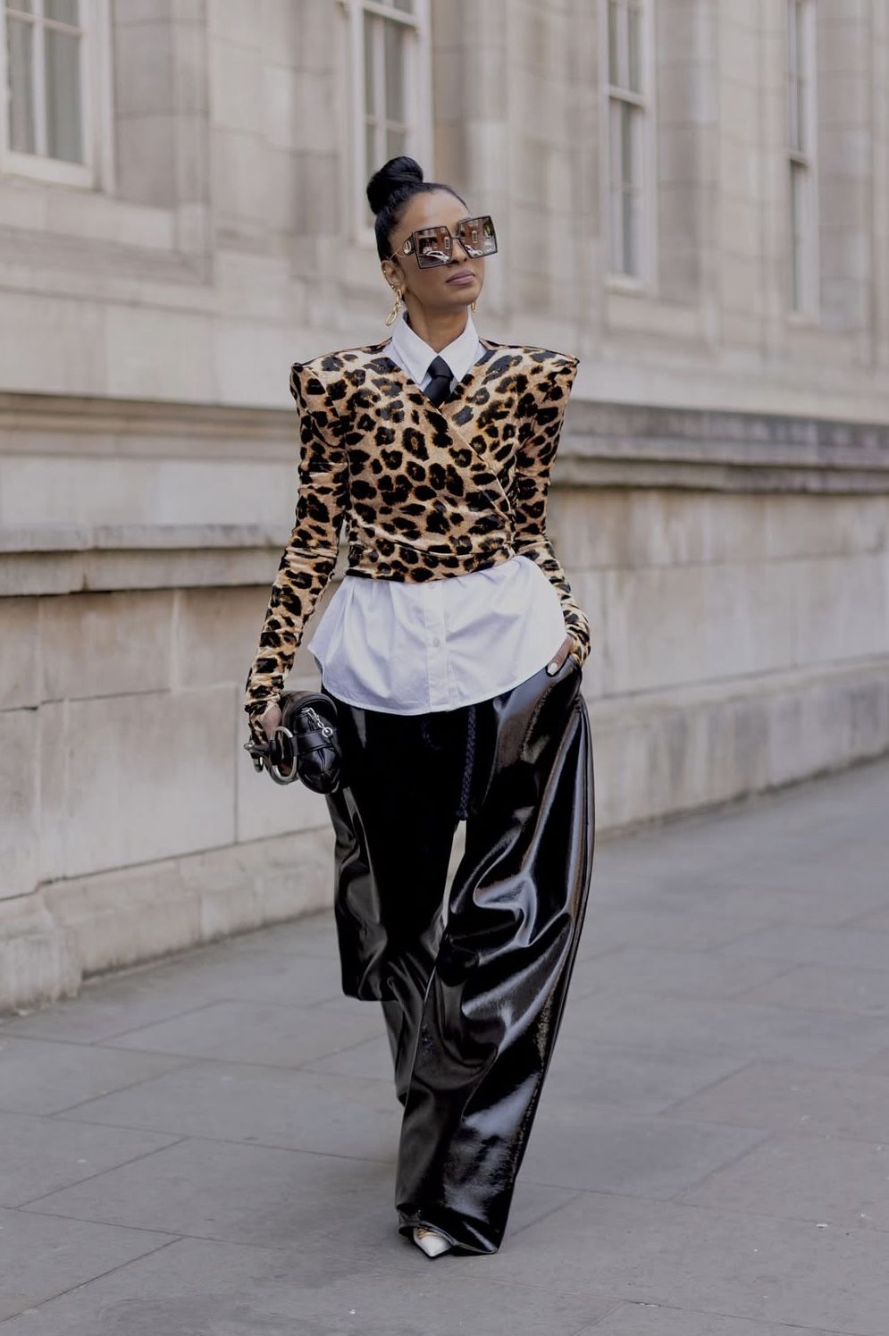 λεοπάρ-σακάκι-με-vinyl παντελόνι-και-πουκάμισο-