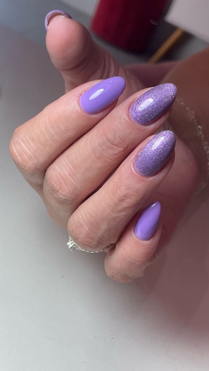 λιλά νύχια-με-γκλίτερ-