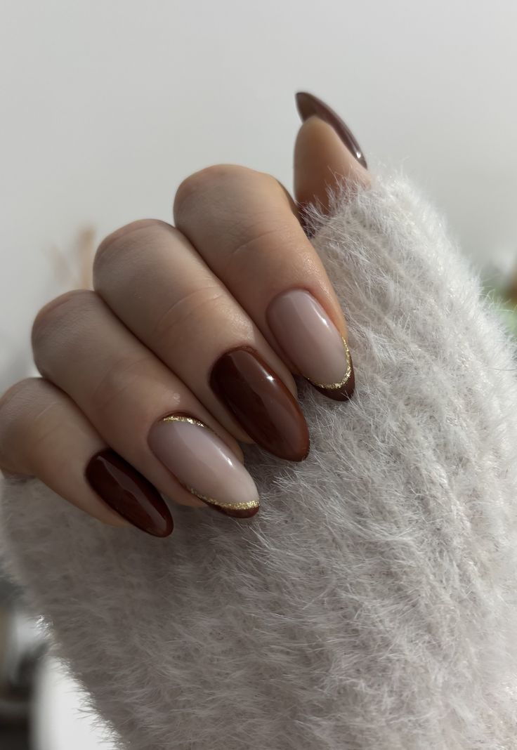 καφέ-νύχια-με-χρυσό γκλίτερ-