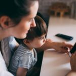 Οι ειδικοί προειδοποιούν για τους 3 πιο σοβαρούς κινδύνους όταν χρησιμοποιούν κινητό παιδιά νηπιακής ηλικίας