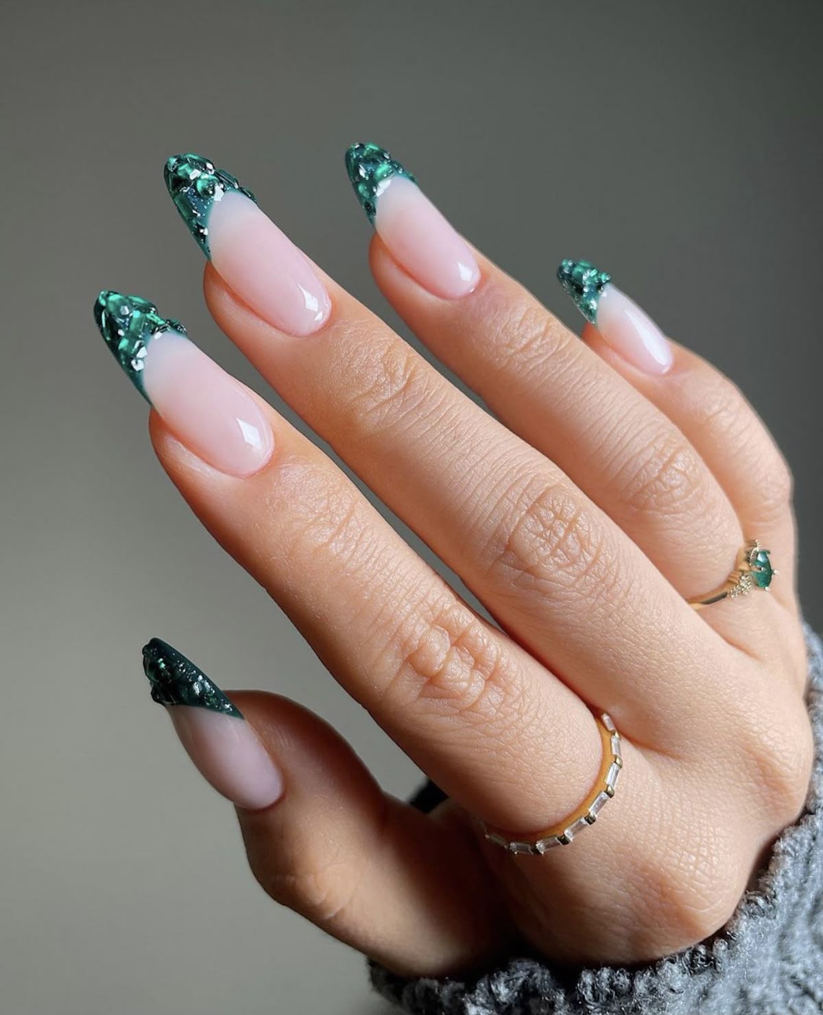 γαλλικό μανικιούρ-σε-πράσινο-με-στρας-