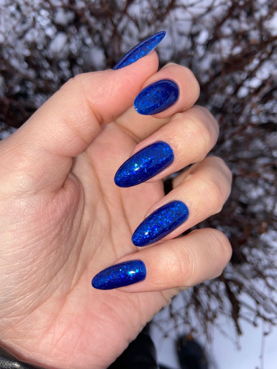 μπλε-νύχια-με-γκλίτερ-