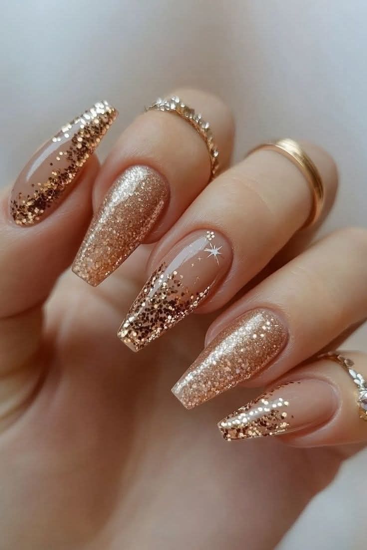 νύχια-με-χρυσά-γκλίτερ-ιδέες-