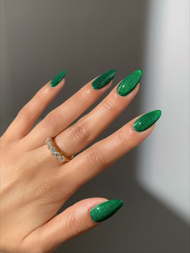 πράσινα-νύχια-με-γκλίτερ-
